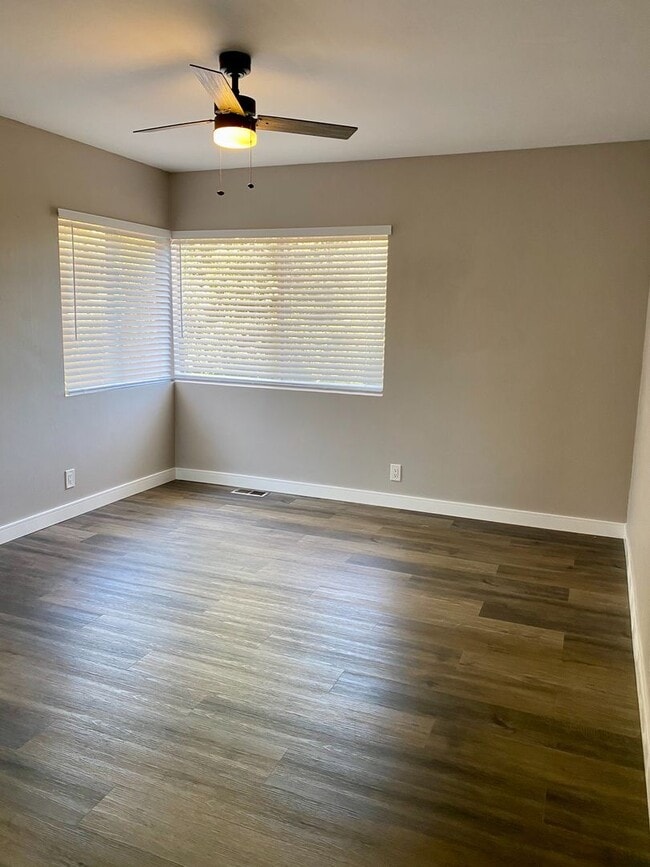 Building Photo - INCREDIBLE 5 BEDROOM 4 BATH HOUSE