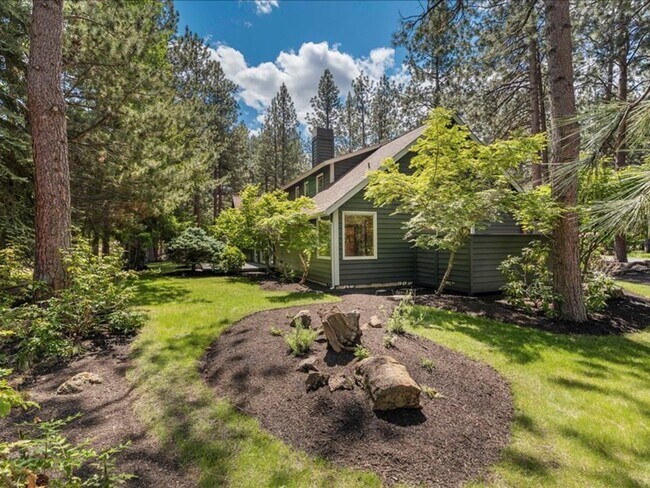 Building Photo - Stunning Custom Home 4 Bedroom in the Gated Mountain High Golf Community!