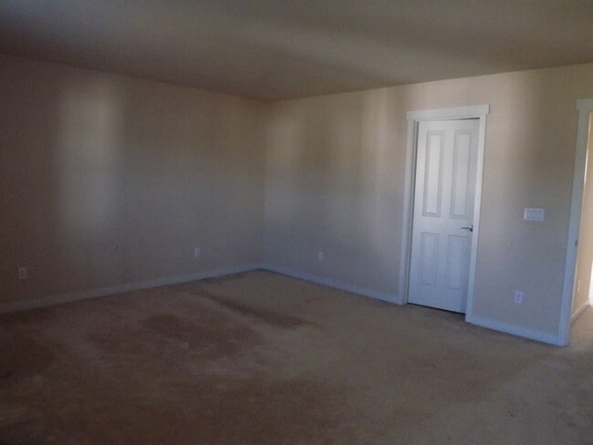 Building Photo - Beautiful 3 bedroom 2 1/2 bath 2 Story Home in Puyallup!