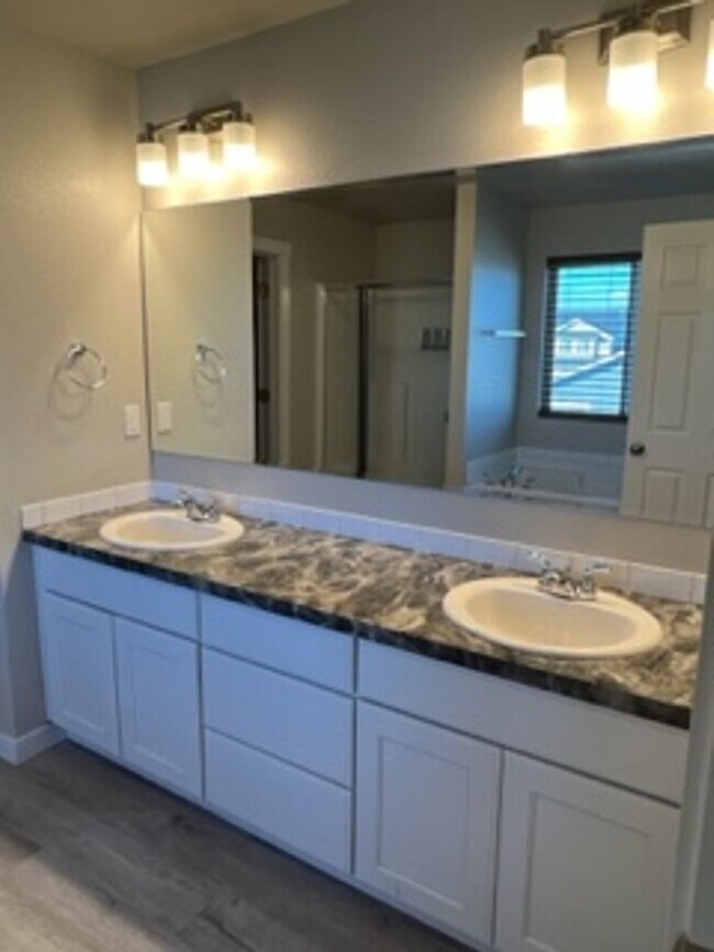 Building Photo - Great 4 bed 2.5 bath home with 2600 sq ft!  Kuna Home with lots of room just off N Ten Mile Rd an...