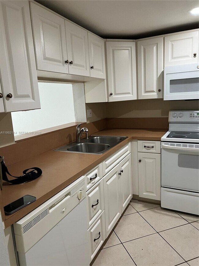 Building Photo - 10845 SW 112th Ave