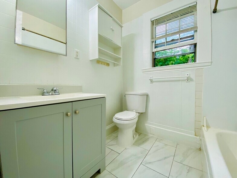 Building Photo - 18 Montvale Ave
