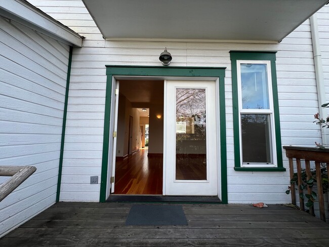 Building Photo - Bright and charming two bedroom townhome i...