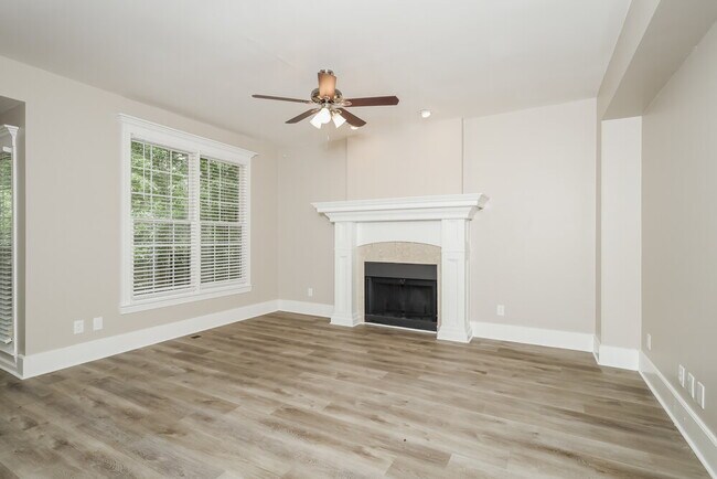 Building Photo - 3073 Essex Dr