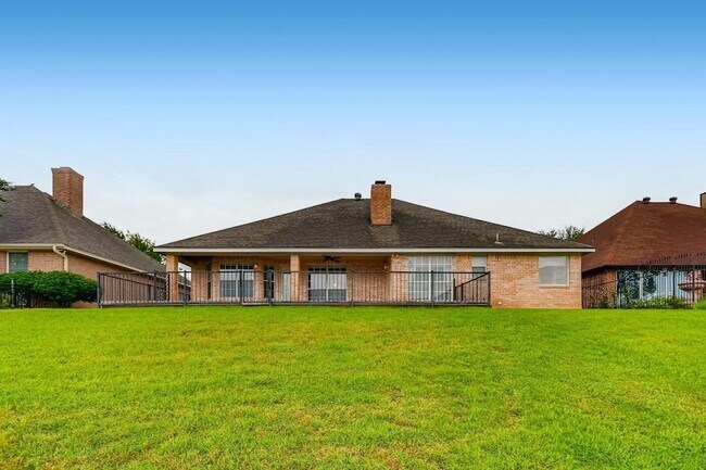 Building Photo - 5930 River Bend Dr