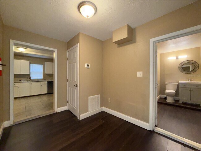 Building Photo - 1640 Salem Dr