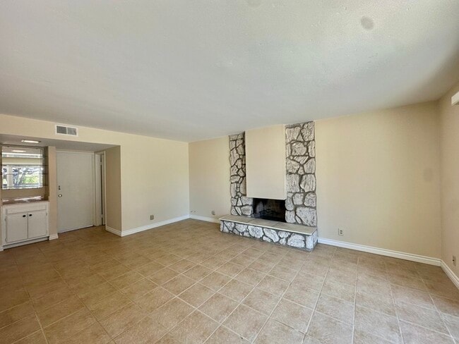 Building Photo - 4 Bedroom Home 3 Car Garage with Fenced Ya...