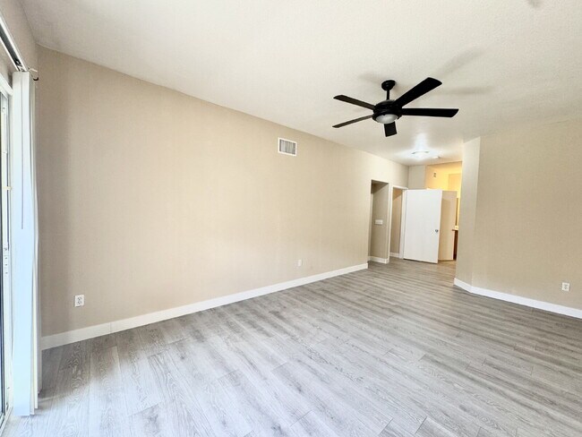 Building Photo - Beautifully Updated Downstairs 3-Bedroom, ...