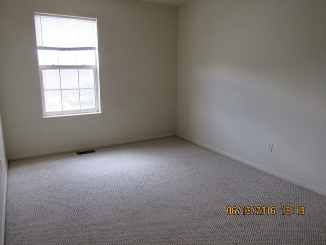 Building Photo - TWO STORY CONDO IN RIFLE!