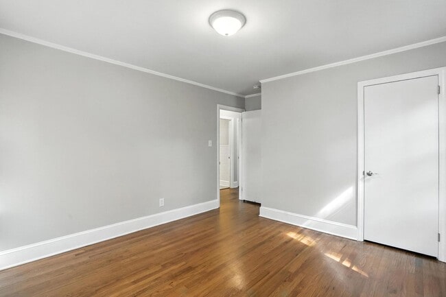 Building Photo - Charming Brick Ranch in Popular Oakhurst