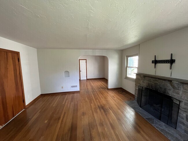 Building Photo - 3063 Sunset Dr - A