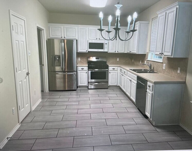 Building Photo - 1341 Beechwood Dr