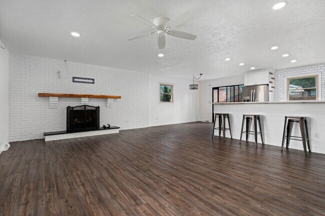 Building Photo - JC Rental Available. Prime location