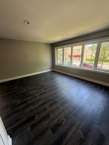 Building Photo - 5735 W Lawrence Ave