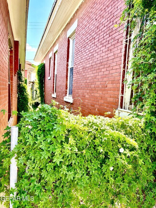 Building Photo - 1219 N Laurel St