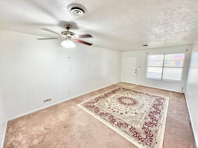 Building Photo - Charming 2 Bed 1 Bath Duplex - Walk to Sch...