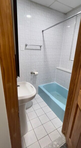Bathroom - 44 Kulick St
