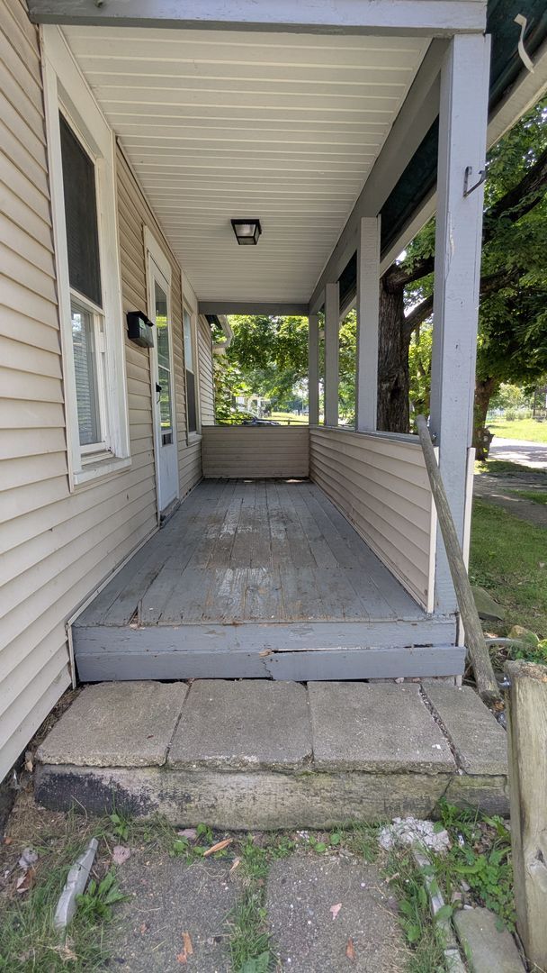 Building Photo - Discover this newly renovated 3-bedroom, 1-bath home in Akron