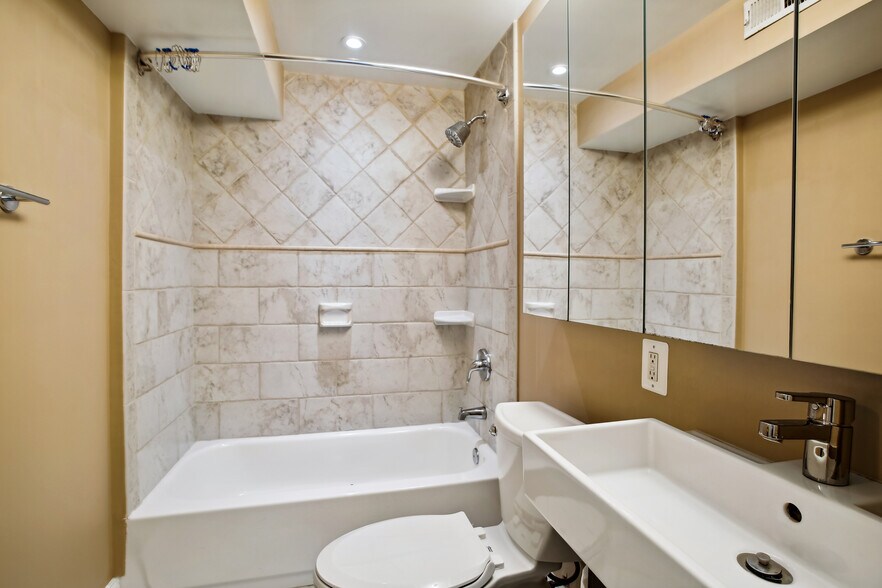 Front master ensuite bath - 76 R St NW