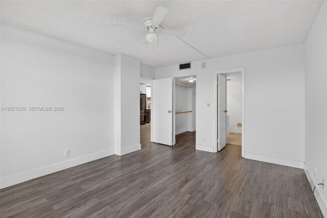 Building Photo - 250 Jacaranda Dr