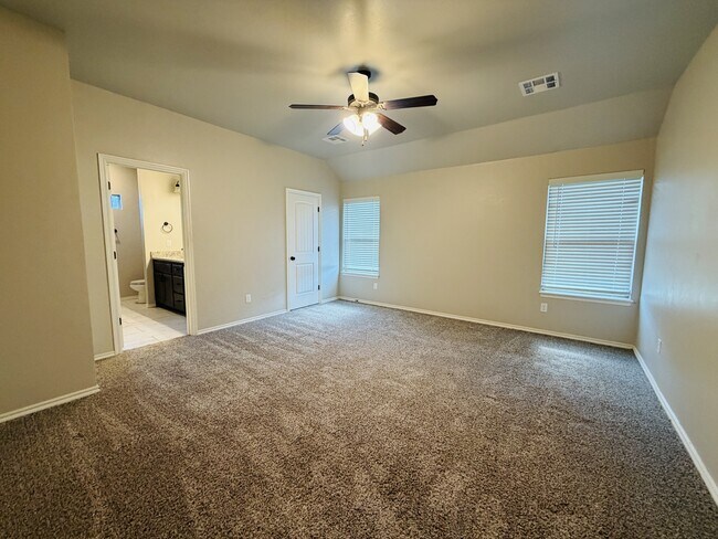 Building Photo - 465 Maple Dr