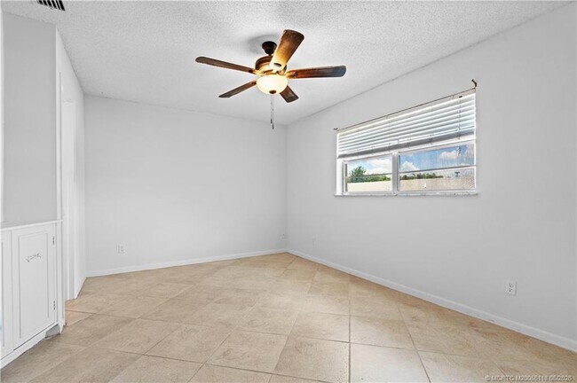 Building Photo - 2118 SE Edler Dr