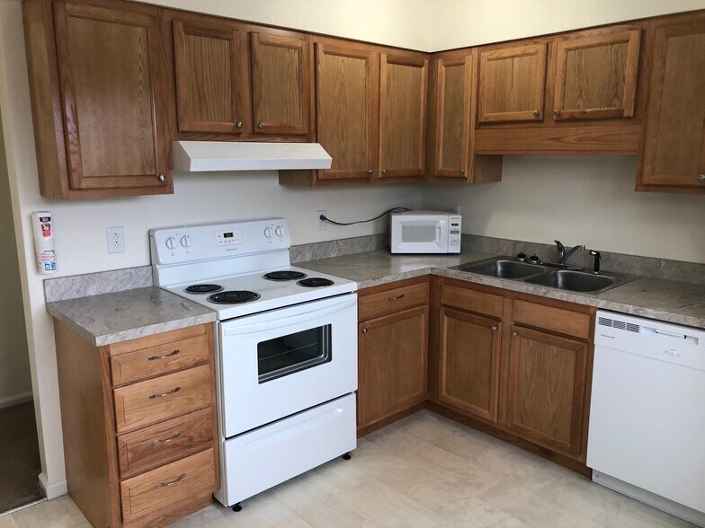 Kitchen - 101 Colonial Oaks Dr