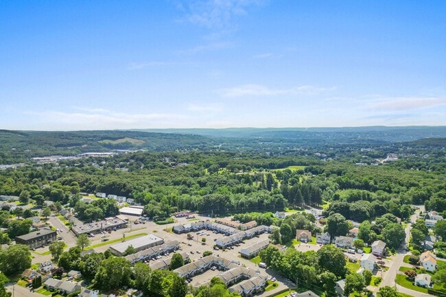 Building Photo - 975 Meriden Rd