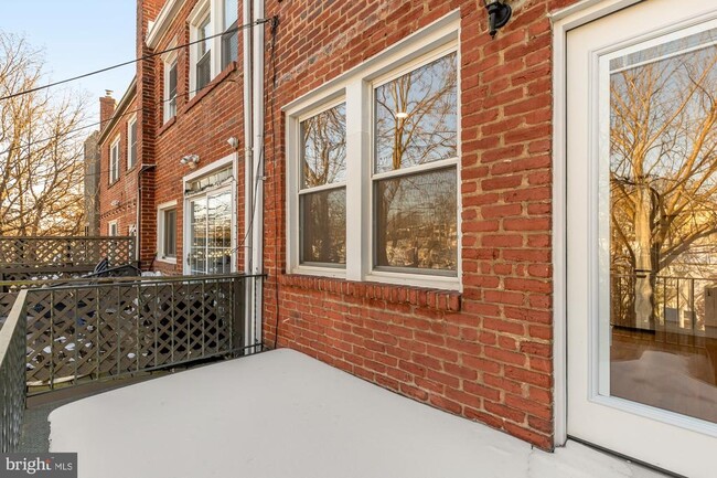 Building Photo - 2205 Observatory Pl NW