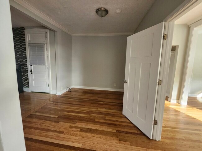 Building Photo - 416 E 110th St