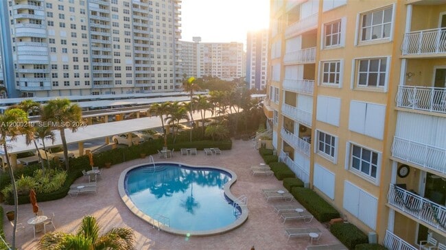 Building Photo - 328 N Ocean Blvd