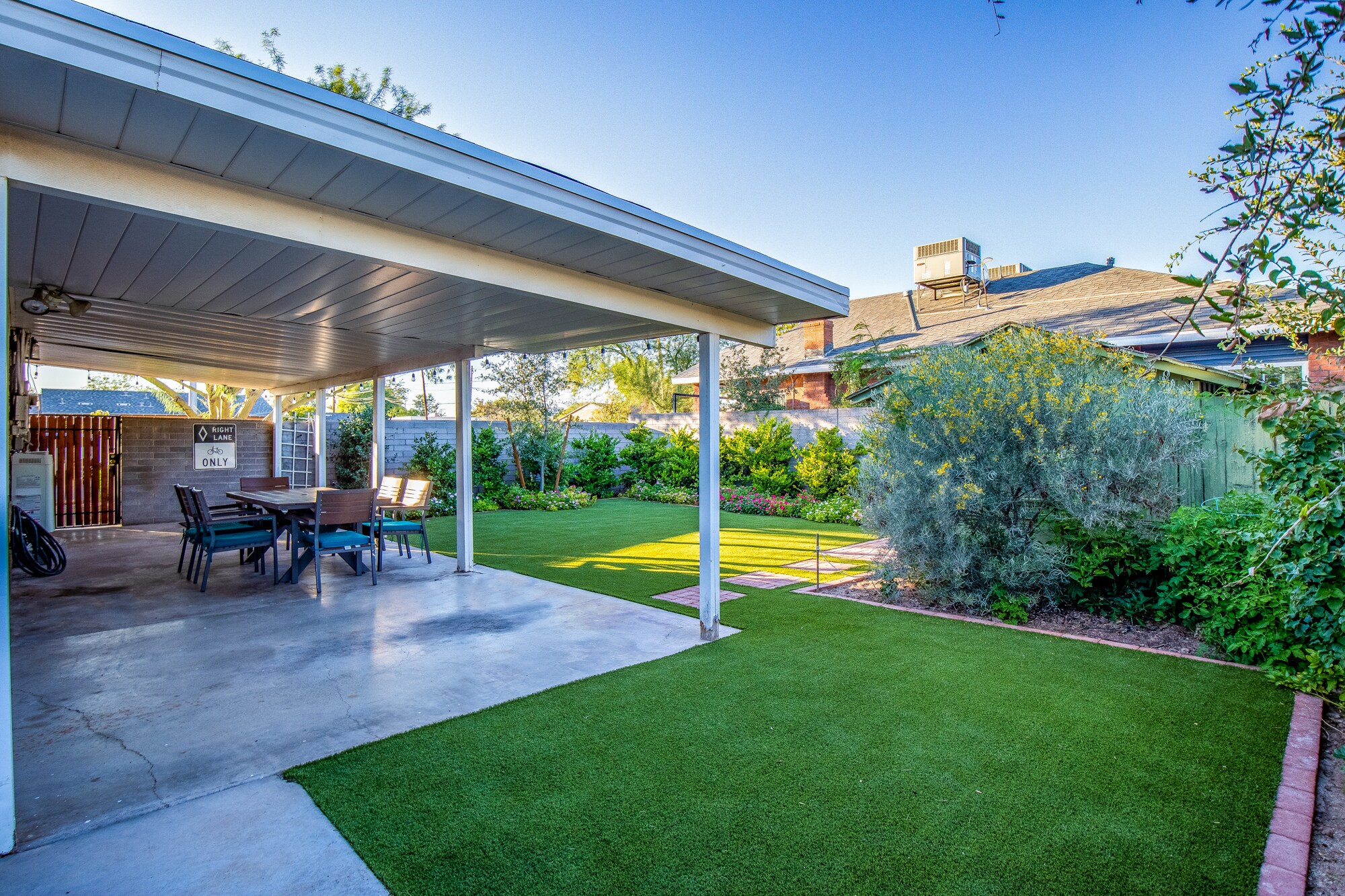 Building Photo - 1102 E Palm Lane