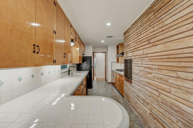 Building Photo - 502 Sunrise Cir