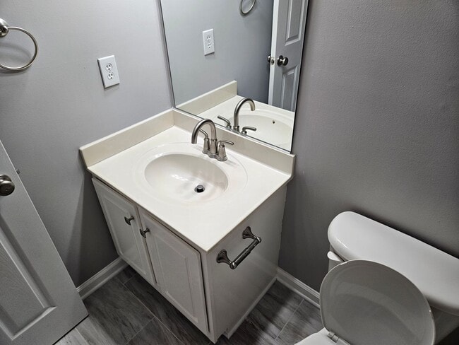 Building Photo - Charming 2br/2.5ba in Delta Lake, end unit townhome! Available now!