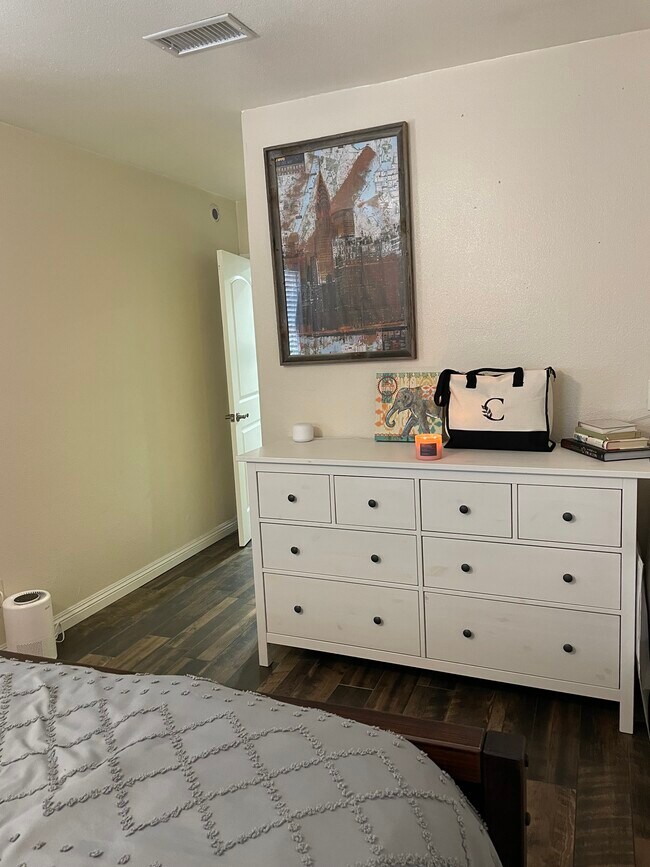 Main bedroom - 13210 Raven St