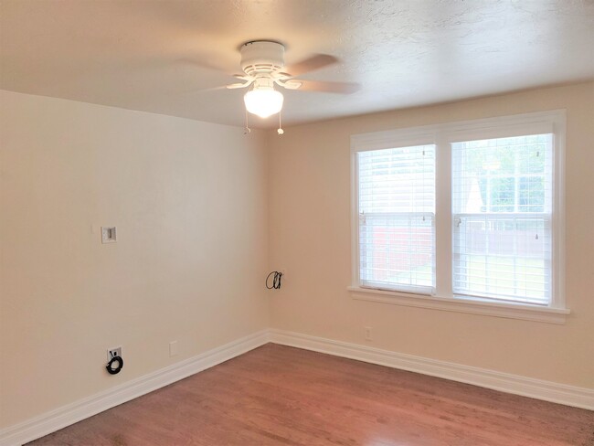 Building Photo - AMAZING 5 BED, 2 BATH MILLERS ADDITION NW OKC