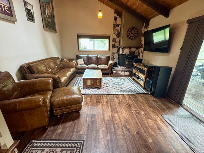 Building Photo - 19380 Pleasantview Dr