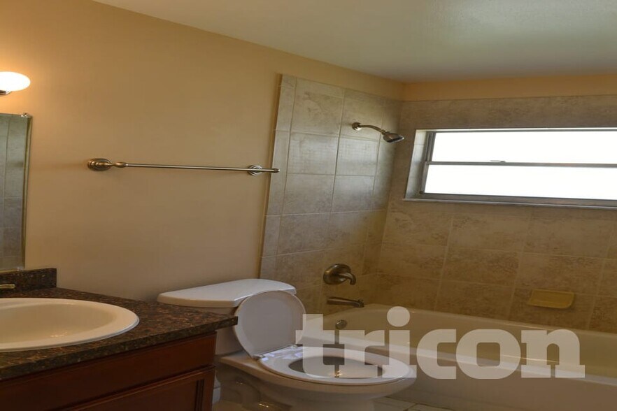 Building Photo - 2143 Opal Dr