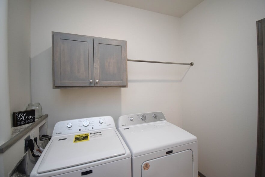 Building Photo - 7446 S Louise Ave