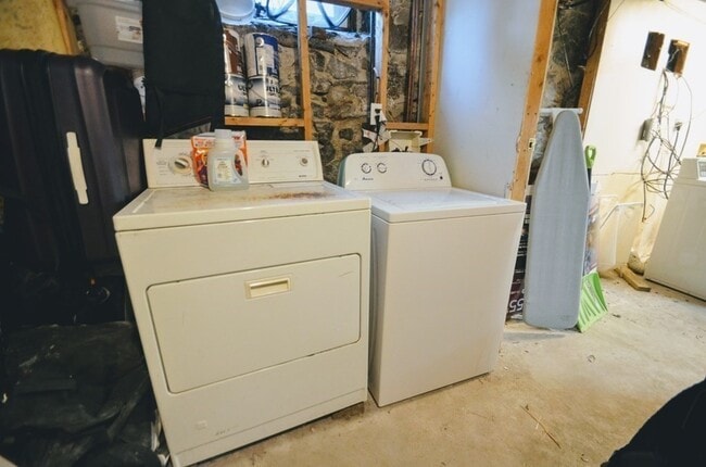 Building Photo - 103 Welles Ave