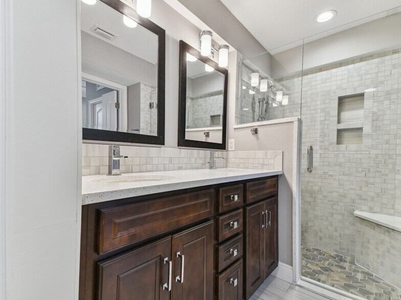 Building Photo - 21000 Isola Bella Cir