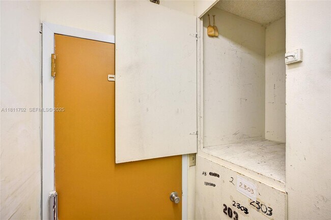 Building Photo - 3625 N Country Club Dr