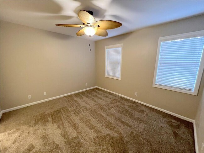 Building Photo - 111 S Island Square Dr