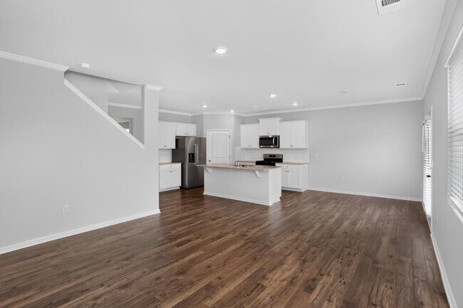 Building Photo - 383 King Vlg