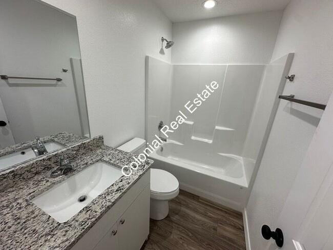 Building Photo - Spacious and updated 2 bedroom 2 bathroom apartment for rent. Central heat and air, granite count...