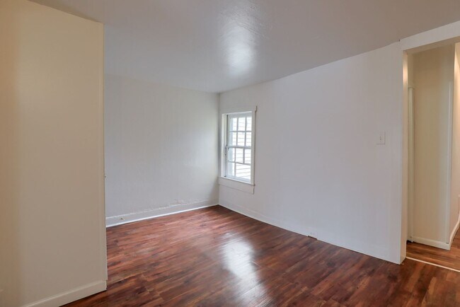 Building Photo - Available Now! 2 Bedroom House with Parkin...