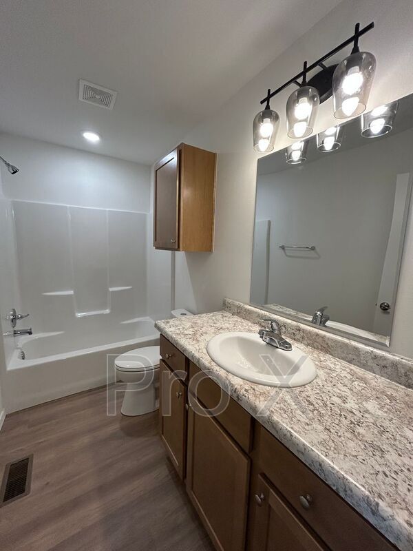 Building Photo - 2802 W Mockingbird Ln