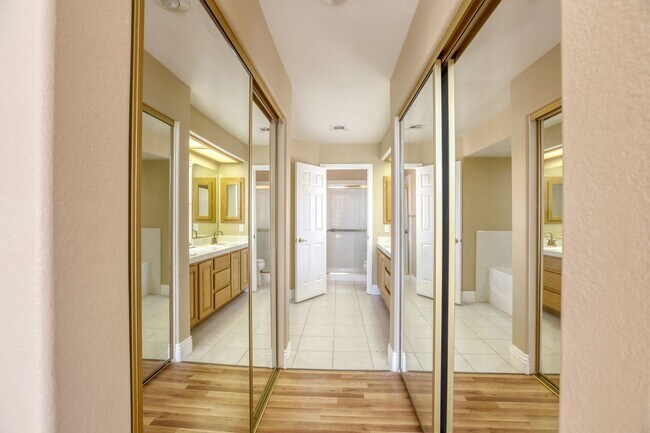 Building Photo - POOL HOME WITH LUSCIOUS GOLF COURSE & MAJE...