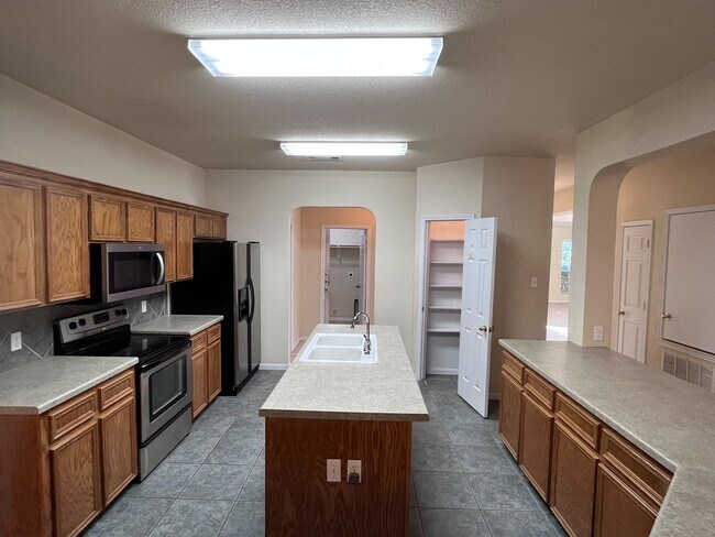 Building Photo - Available NOW!!!! Beautiful 1 story, 4 bedroom, 2 bath, 2 car garage home with a privacy fenced y...