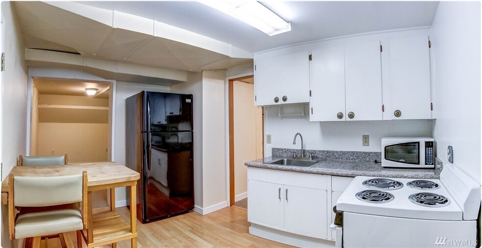 Kitchen - 622 NE Banner Pl